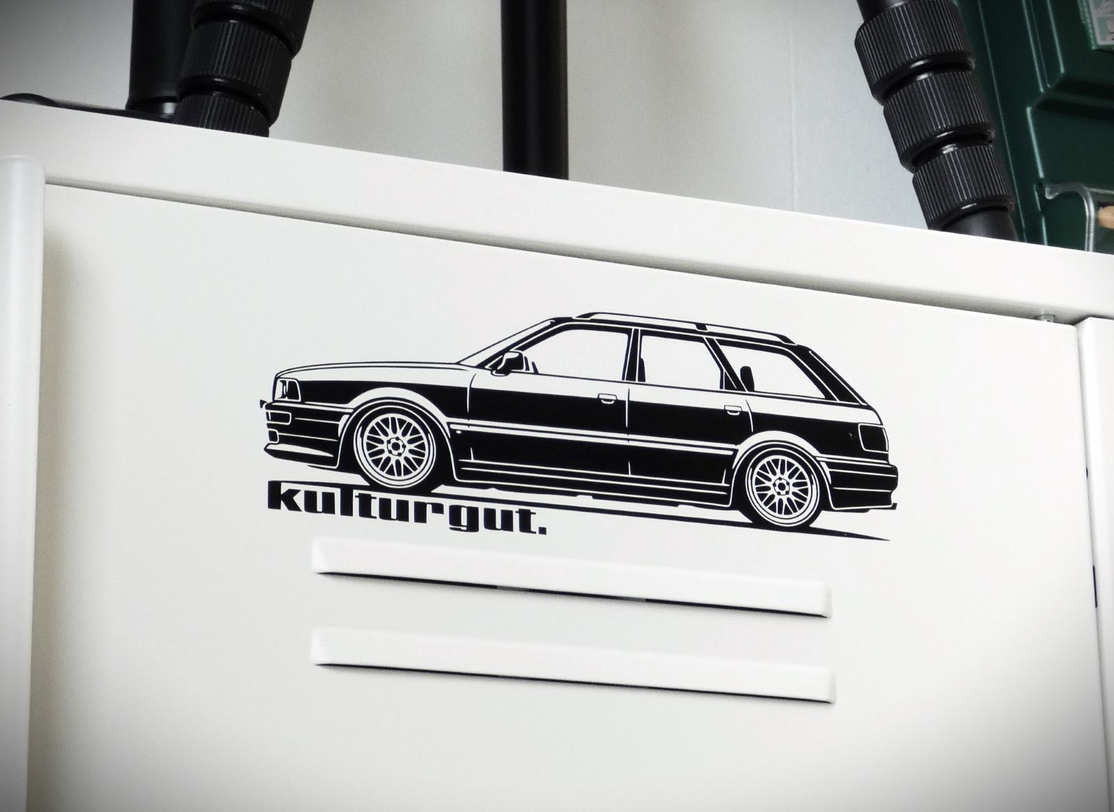 Auto Silhouette eines Audi 80 verklebt als Aufkleber Sticker auf einen Metallschrank