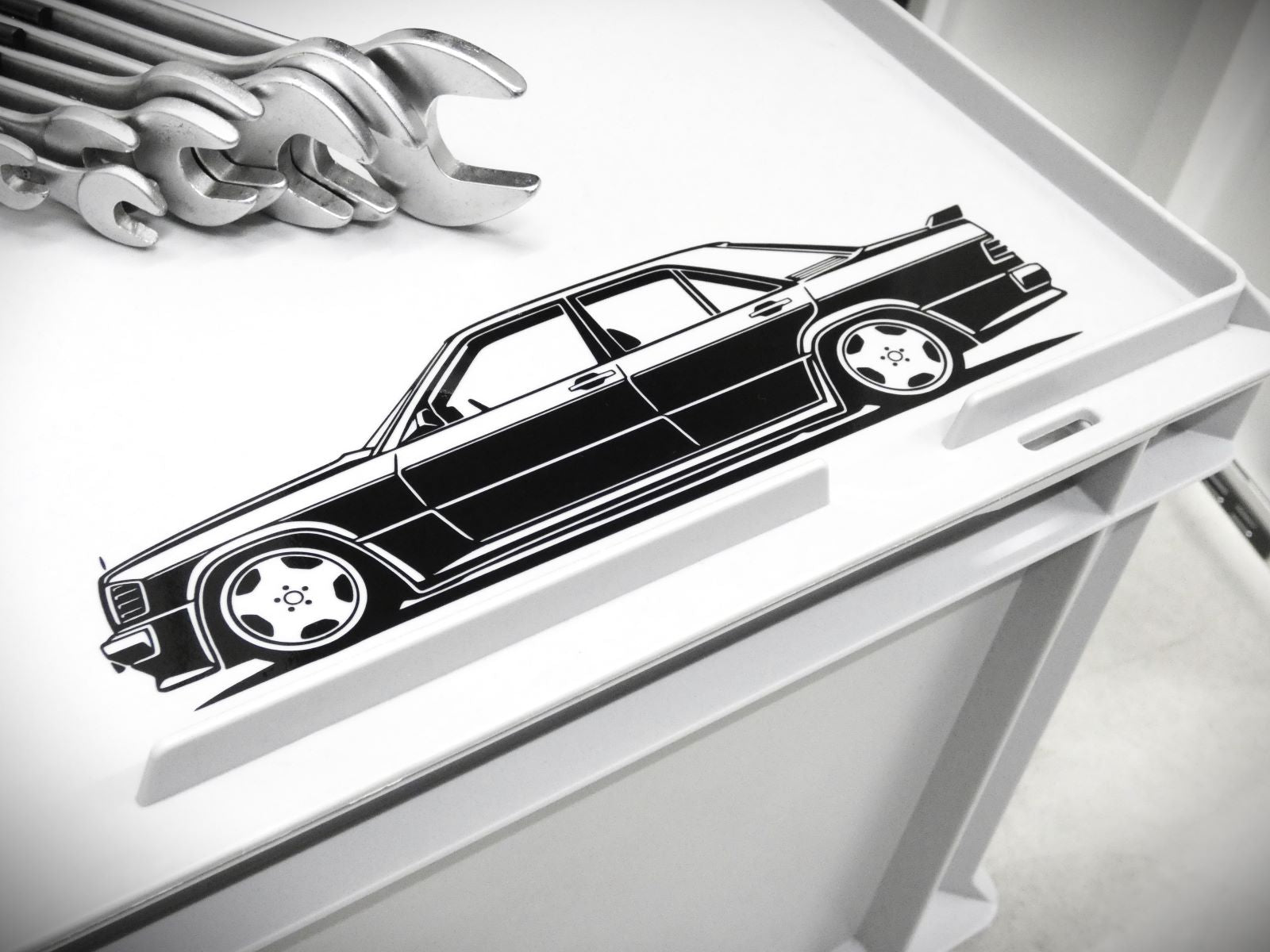 Auto Silhouette eines Mercedes 190 als Aufkleber Sticker verklebt auf einer Werkzeugkiste als Deko
