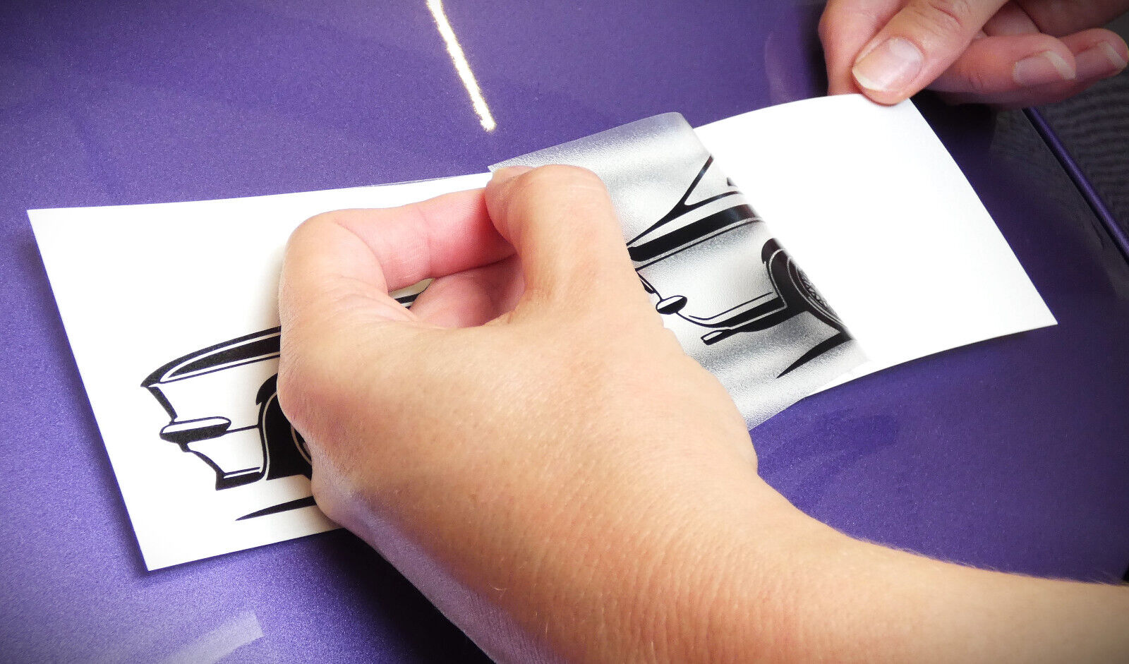Opel Manta GTE Aufkleber wird verklebt dabei wird der Sticker vom Trägerpapier abgezogen