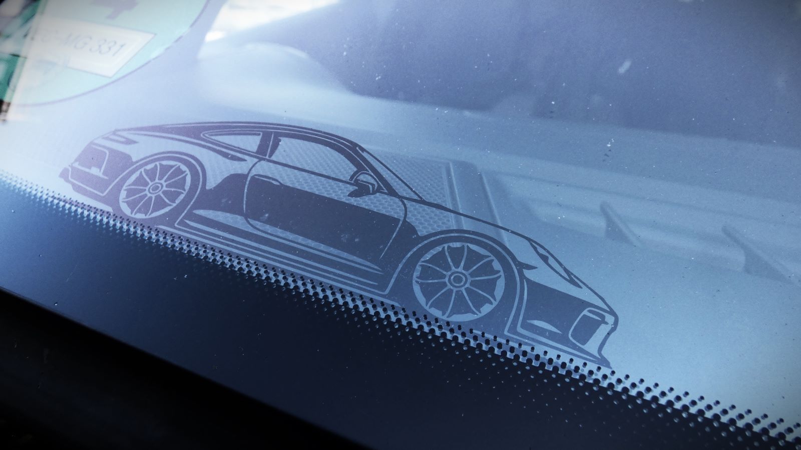 Auto Silhouette eines Porsche GT3 Touring verklebt in einer Windschutzscheibe Front entlang der Punktmatrix