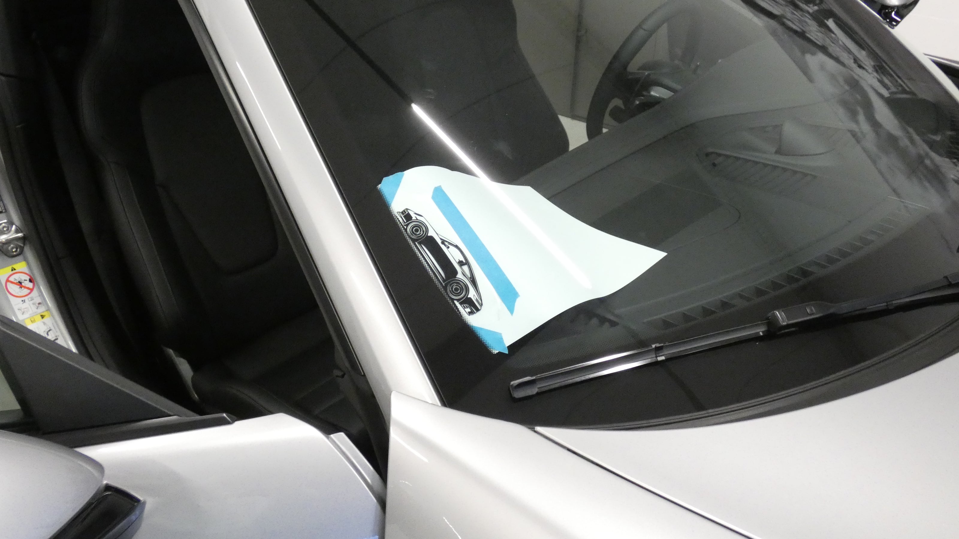 Auto Silhouette eines Porsche 992 Carrera verklebt in einer Windschutzscheibe Front entlang der Punktmatrix
